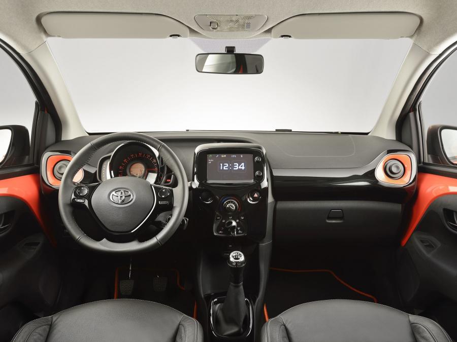  Toyota Aygo x-cite 5-Door 2014 года  (фото 12 из 30)